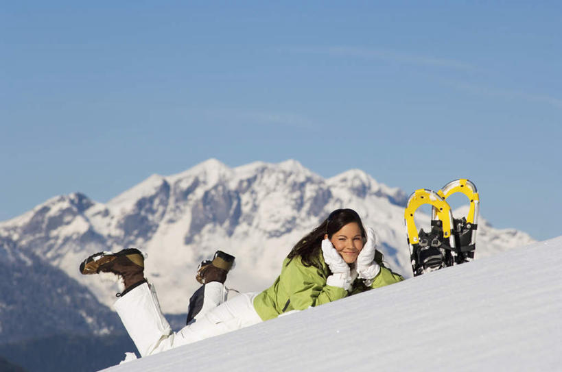 西方人,一个人,横图,室外,白天,侧面,旅游,度假,美景,山,山脉,雪,大雪,欧洲,欧洲人,仅一个年轻女性,仅一个女性,仅一个人,撑,阴影,服装,光线,影子,积雪,景观,山峰,雪景,冬季,冬天,山峦,托腮,注视,娱乐,运动器械,衣服,蓝色,蓝天,天空,阳光,自然,群山,天,观察,看,托,享受,休闲,温暖,健身器械,景色,放松,寒冷,服饰,晴朗,观看,羽绒服,保暖,滑雪板,滑雪鞋,察看,御寒,关注,自然风光,托下巴,健身器材,滑雪装备,雪鞋,万里无云,严寒,冬装,年轻女性,女人,女性,白种人,晴空,晴空万里,彩图,全身,运动器材