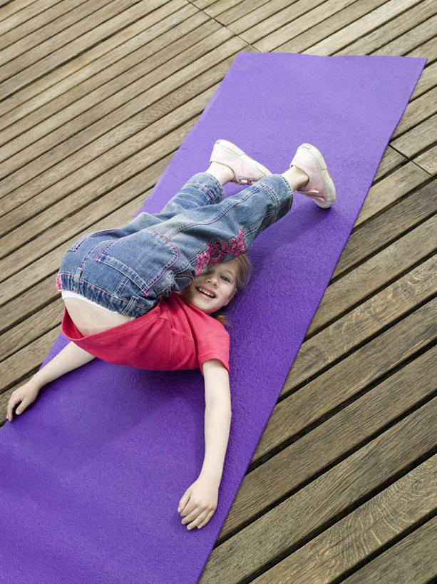 西方人,儿童,一个人,栏杆,露台,笑,微笑,露齿笑,竖图,俯视,室外,白天,纯洁,阳台,欧洲,欧洲人,仅一个女性,仅一个人,服装,毯子,围栏,注视,休闲装,护栏,小孩,衣服,瑜伽垫,垫子,观察,看,仅一个小孩,休闲,休闲服,可爱,童年,童趣,服饰,观看,翻跟头,察看,关注,瑜伽毯,童真,烂漫,无邪,天真,女孩,女人,女性,白种人,孩子,彩图,高角度拍摄,全身,露天阳台,女生