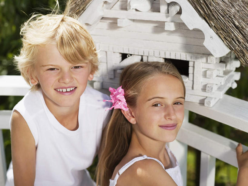 西方人,儿童,伙伴,朋友,家,栏杆,站,笑,微笑,露齿笑,横图,室外,白天,正面,旅游,度假,友谊,纯洁,森林,树林,植物,欧洲,欧洲人,服装,栅栏,房屋,屋子,围栏,注视,休闲装,娱乐,护栏,楼房,住宅,树,树木,小孩,衣服,绿色,自然,观察,看,站着,享受,休闲,休闲服,放松,可爱,童年,童趣,服饰,观看,头花,察看,关注,童真,烂漫,无邪,天真,友情,男孩,男人,男性,女孩,女人,女性,白种人,孩子,玩耍,半身,彩图,房子,男生,女生