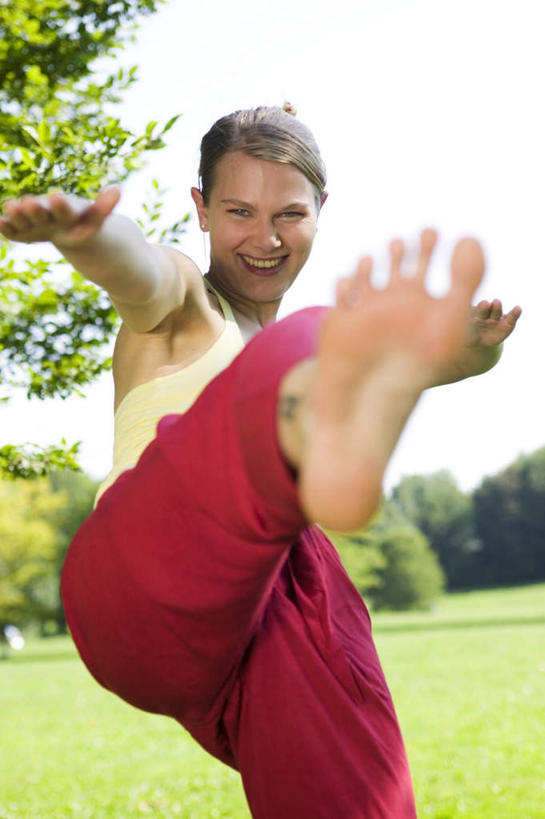 西方人,一个人,站,竖图,室外,白天,正面,旅游,度假,草地,草坪,森林,树林,植物,欧洲,欧洲人,仅一个年轻女性,仅一个女性,仅一个人,服装,朦胧,模糊,注视,休闲装,娱乐,草,树,树木,衣服,绿色,自然,观察,看,站着,享受,休闲,休闲服,放松,踢腿,服饰,观看,察看,关注,年轻女性,女人,女性,白种人,玩耍,半身,彩图