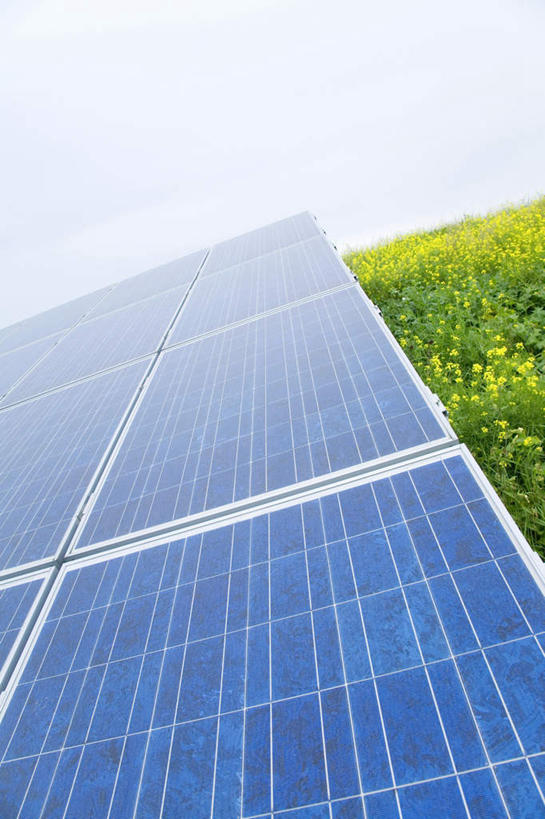 无人,竖图,俯视,室外,白天,旅游,度假,草地,草坪,美景,植物,阴影,环保,电力,光线,影子,景观,电能,娱乐,草,蓝色,绿色,蓝天,天空,阳光,自然,天,享受,休闲,景色,放松,能源,晴朗,存储,回收,资源,储存,自然风光,蓄电池,利用,低碳,循环,万里无云,干电池,蓄电,持续,太阳能电池,晴空,晴空万里,彩图,高角度拍摄,电池