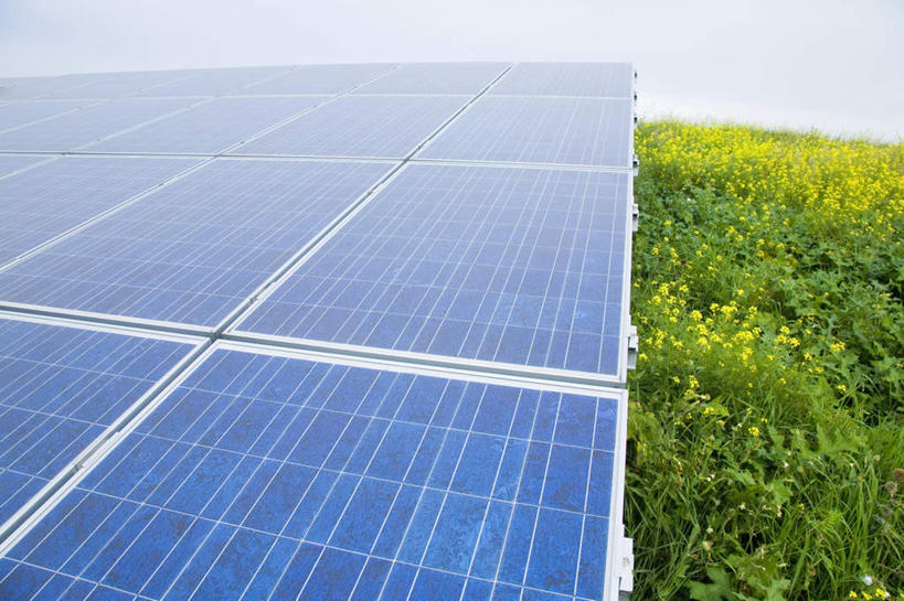 无人,横图,俯视,室外,白天,旅游,度假,草地,草坪,美景,植物,阴影,环保,电力,光线,影子,景观,电能,娱乐,草,蓝色,绿色,蓝天,天空,阳光,自然,天,享受,休闲,景色,放松,能源,晴朗,存储,回收,资源,储存,自然风光,蓄电池,利用,低碳,循环,万里无云,干电池,蓄电,持续,太阳能电池,晴空,晴空万里,彩图,高角度拍摄,电池