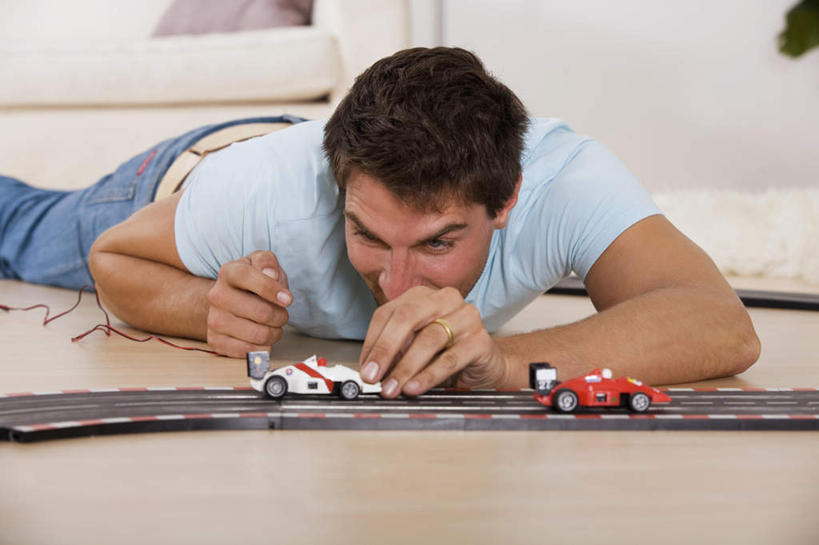 西方人,一个人,客厅,横图,室内,白天,正面,游戏,汽车,玩具,欧洲,欧洲人,仅一个男性,仅一个人,仅一个中年男性,服装,玩,注视,娱乐,车,衣服,交通工具,轿车,观察,看,趴着,休闲,益智,服饰,观看,活动,察看,起居室,衣着,穿着,发泄,关注,消遣,智力,载具,宣泄,衣饰,男人,男性,中年男性,白种人,趴,玩耍,嬉戏,半身,彩图