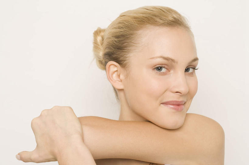 西方人,一个人,站,笑,微笑,横图,室内,白天,白色背景,正面,欧洲,欧洲人,仅一个年轻女性,仅一个女性,仅一个人,服装,注视,休闲装,衣服,观察,看,站着,休闲,休闲服,摄影,服饰,影棚,观看,察看,关注,韧带,肩部,年轻女性,女人,女性,白种人,站立,半身,彩图,影棚拍摄,拍摄