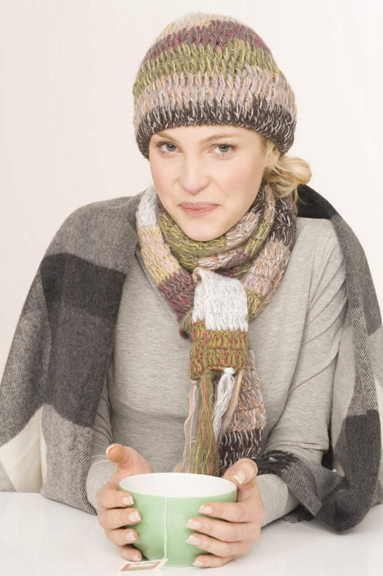 西方人,一个人,坐,捧,竖图,室内,白天,白色背景,正面,餐桌,桌子,帽子,欧洲,欧洲人,仅一个年轻女性,仅一个女性,仅一个人,服装,装饰,陶瓷,陶瓷制品,注视,休闲装,一个,衣服,容器,围巾,碗,观察,看,休闲,温暖,休闲服,摄影,服饰,影棚,单个,餐台,围脖,观看,储藏,保暖,华丽,点缀,察看,御寒,储存,关注,衬托,美观,雅致,雅观,编织帽,年轻女性,女人,女性,白种人,端,端着,捧着,手捧,坐着,半身,彩图,影棚拍摄,拍摄,贮存