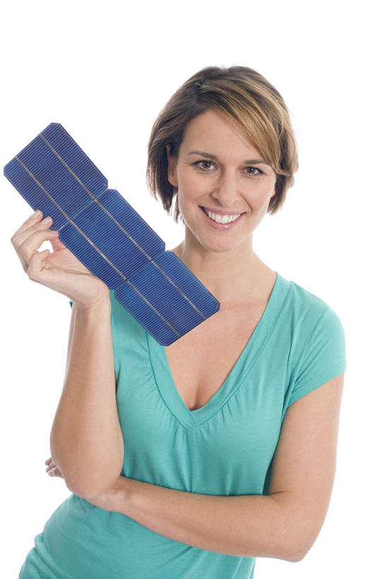 西方人,一个人,站,笑,微笑,露齿笑,竖图,室内,白天,白色背景,正面,欧洲,欧洲人,仅一个年轻女性,仅一个女性,仅一个人,服装,环保,电力,电能,拿,拿着,注视,休闲装,衣服,观察,看,站着,休闲,休闲服,摄影,服饰,影棚,能源,观看,存储,回收,资源,察看,储存,关注,蓄电池,利用,低碳,循环,干电池,蓄电,持续,太阳能电池,年轻女性,女人,女性,白种人,站立,半身,彩图,影棚拍摄,拍摄,电池