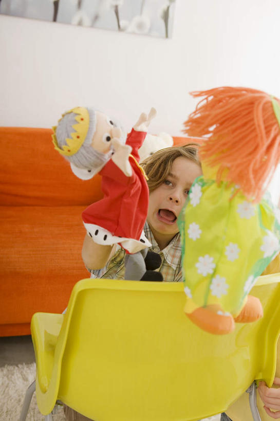 西方人,儿童,一个人,客厅,站,竖图,室内,白天,正面,游戏,纯洁,沙发,玩具,欧洲,欧洲人,仅一个男性,仅一个人,服装,拿,玩,拿着,注视,休闲装,娱乐,画,小孩,衣服,观察,看,站着,仅一个小孩,休闲,休闲服,可爱,童年,童趣,益智,服饰,观看,活动,布偶,察看,起居室,发泄,关注,消遣,智力,童真,烂漫,无邪,宣泄,天真,男孩,男人,男性,白种人,孩子,装饰画,玩耍,嬉戏,站立,半身,彩图,男生,皮沙发