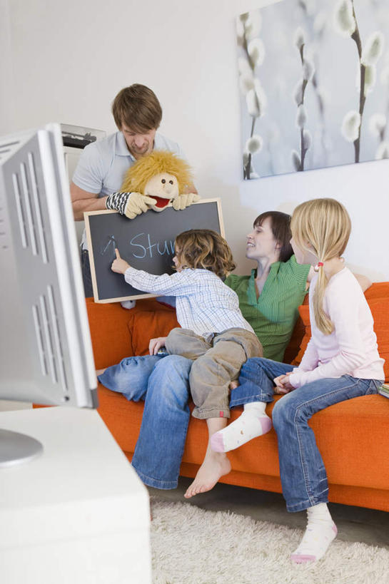 西方人,儿童,四个人,家庭,夫妻,母亲,父亲,女儿,儿子,客厅,站,坐,说,竖图,室内,白天,仰视,爱情,游戏,纯洁,柜子,沙发,指示牌,电视,玩具,欧洲,欧洲人,指,服装,英文,标志,文字,字母,储物柜,浪漫,拿,玩,拿着,注视,休闲装,方向,娱乐,标识,画,小孩,衣服,黑板,观察,看,手势,站着,休闲,温暖,温馨,父女,父子,母女,母子,一家人,休闲服,恩爱,父爱,可爱,母爱,童年,童趣,益智,教学,恋人,服饰,观看,活动,布偶,和睦,察看,起居室,指向,储存,发泄,关注,消遣,智力,彩电,童真,烂漫,无邪,宣泄,彩色电视机,显像管屏,显像管屏幕,耐磨,储备,蕴藏,贮备,教学黑板,交流,天真,男孩,男人,男性,年轻男性,年轻女性,女孩,女人,女性,白种人,孩子,年轻人,夫妇,情侣,电视机,装饰画,沟通,讲话,交谈,说话,谈话,玩耍,嬉戏,站立,坐着,半身,彩图,低角度拍摄,伴侣,融洽,贮存,男生,女生,皮沙发