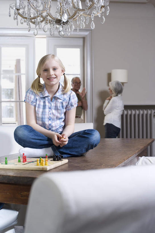 西方人,儿童,老年人,三个人,家庭,夫妻,祖母,祖父,客厅,站,坐,盘腿,竖图,室内,白天,正面,爱情,游戏,纯洁,桌子,欧洲,欧洲人,服装,灯光,浪漫,玩,注视,休闲装,娱乐,吊灯,灯,小孩,衣服,灯具,观察,看,站着,休闲,温暖,温馨,一家人,休闲服,恩爱,可爱,童年,童趣,恋人,服饰,奶奶,爷爷,观看,祖孙,和睦,察看,起居室,照明设备,关注,童真,烂漫,无邪,外婆,外孙女,外祖母,飞行棋,外公,外祖父,客堂,天真,老年男性,老年女性,男人,男性,女孩,女人,女性,白种人,孩子,夫妇,情侣,孙女,盘腿而坐,盘膝,盘着腿的,盘着腿坐,双腿交叉,玩耍,嬉戏,站立,坐着,彩图,全身,伴侣,融洽,女生