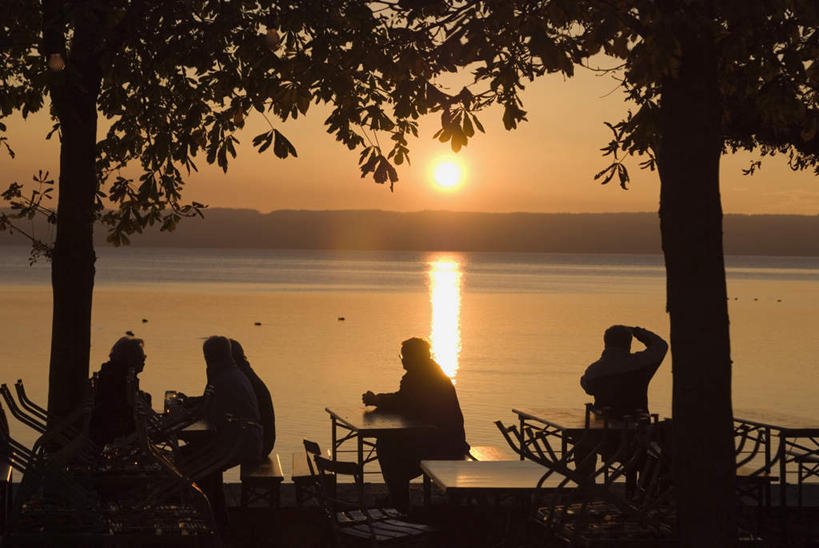 西方人,四个人,伙伴,朋友,坐,横图,室外,白天,侧面,旅游,度假,友谊,湖,湖泊,美景,日落,水,植物,桌面,桌子,椅子,德国,欧洲,欧洲人,阴影,服装,光线,木制,影子,木椅,湖面,景观,水流,水面,晚霞,霞光,落日,背光,注视,休闲装,娱乐,树,树木,衣服,绿色,倒影,阳光,自然,黄昏,木制品,湖水,观察,看,享受,休闲,休闲服,景色,彩霞,放松,服饰,生长,成长,观看,淡水湖,察看,倒映,西欧,关注,自然风光,逆光,德意志联邦共和国,巴伐利亚,巴伐利亚州,拜恩州,拜恩自由州,夕照,反照,阿默尔湖,阿默湖,友情,男人,男性,女人,女性,中年男性,中年女性,白种人,夕阳,坐着,半身,彩图,斜阳