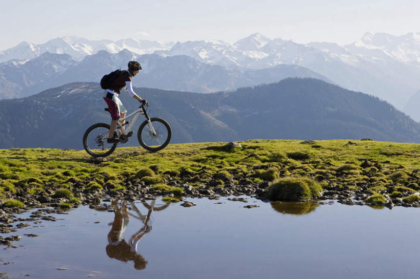 西方人,一个人,坐,横图,室外,白天,侧面,旅游,度假,草地,草坪,湖,湖泊,石头,美景,山,水,雪,雪山,植物,大雪,自行车,帽子,奥地利,欧洲,欧洲人,仅一个年轻女性,仅一个女性,仅一个人,一辆,阴影,波纹,服装,光线,包,石子,头盔,影子,冰,湖面,积雪,景观,山峰,水流,水面,雪景,冬季,冬天,涟漪,山峦,旅行包,娱乐,车,脚踏车,草,树,树木,骑,衣服,绿色,倒影,水纹,阳光,自然,安全帽,背包,交通工具,波浪,湖水,骑车,享受,休闲,景色,放松,寒冷,服饰,生长,成长,冰冷,倒映,衣着,穿着,自然风光,载具,中欧,水晕,严寒,奥地利共和国,旅游包,冰凉,酷寒,凛冽,凛凛,极冷,衣饰,反照,策尔湖,年轻女性,女人,女性,白种人,石块,岩石,坐着,彩图,全身,双肩包