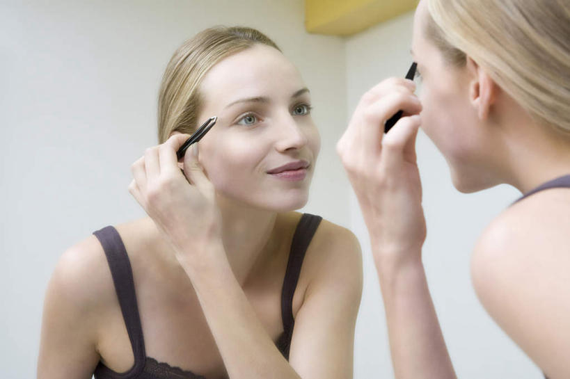 西方人,一个人,站,横图,室内,白天,化妆,美容,时尚,镜子,卫生间,浴室,吊带,欧洲,欧洲人,仅一个年轻女性,仅一个女性,仅一个人,握,服装,拿,拿着,注视,吊带衫,背面,衣服,彩妆,观察,看,站着,握着,服饰,观看,镜像,察看,美容工具,衣着,镜面,穿着,关注,化妆工具,衣饰,眉毛钳,年轻女性,女人,女性,白种人,淋浴房,站立,半身,彩图,冲凉房,沐浴间,沐浴室