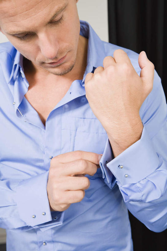 西方人,一个人,站,竖图,室内,白天,侧面,衬衫,欧洲,欧洲人,仅一个男性,仅一个人,仅一个中年男性,握,服装,拿,拿着,注视,纽扣,衣服,蓝色,观察,看,站着,手部,握着,服饰,观看,察看,衣着,穿着,关注,更衣室,袖口,衣饰,男人,男性,中年男性,白种人,站立,半身,彩图,衬衣