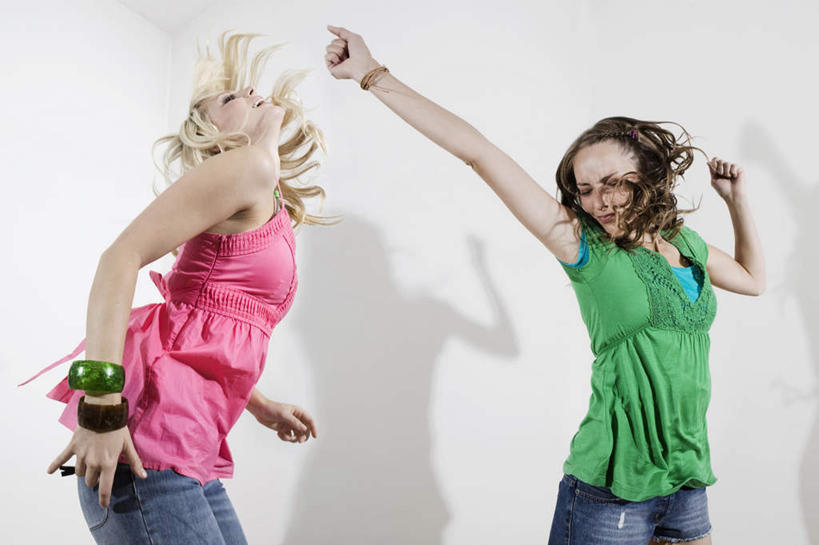 西方人,两个人,伙伴,朋友,站,举,伸展双臂,横图,室内,白天,白色背景,正面,友谊,欧洲,欧洲人,阴影,服装,影子,墙,注视,上衣,墙壁,墙面,衣服,红色,绿色,观察,看,托,站着,摄影,服饰,影棚,观看,打架,察看,衣着,穿着,关注,衣饰,友情,年轻女性,女人,女性,白种人,敞开双臂,举起,举手,举着,伸开双臂,向上举,向上伸,向上托,展开双肩,站立,张开手臂,张开双臂,半身,彩图,影棚拍摄,拍摄