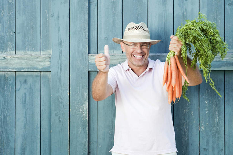 西方人,一个人,站,笑,微笑,露齿笑,横图,室外,白天,正面,智慧,门,萝卜,胡萝卜,蔬菜,帽子,欧洲,欧洲人,仅一个男性,仅一个人,仅一个中年男性,戴,握,突出,服装,新鲜,食品,拿,拎,拿着,注视,称赞,表扬,食物,衣服,遮阳帽,门框,观察,看,手势,站着,竖,握着,服饰,有机食品,绿色食品,观看,翘,高,察看,夸奖,衣着,优秀,穿着,关注,好,妙,顺利,出色,超群,杰出,卓越,奇妙,衣饰,聪明,男人,男性,中年男性,白种人,大拇指,红萝卜,甘荀,站立,半身,彩图,拎着