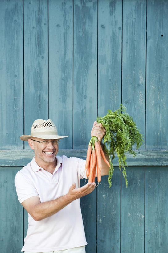 西方人,一个人,农田,站,笑,微笑,露齿笑,竖图,室外,白天,正面,庄稼,萝卜,胡萝卜,蔬菜,帽子,欧洲,欧洲人,仅一个男性,仅一个人,戴,握,服装,新鲜,食品,拿,拎,拿着,注视,食物,衣服,遮阳帽,观察,看,站着,仅一个老年男性,握着,服饰,有机食品,绿色食品,观看,察看,衣着,穿着,关注,衣饰,老年男性,男人,男性,白种人,红萝卜,甘荀,站立,半身,彩图,耕地,庄稼田,拎着