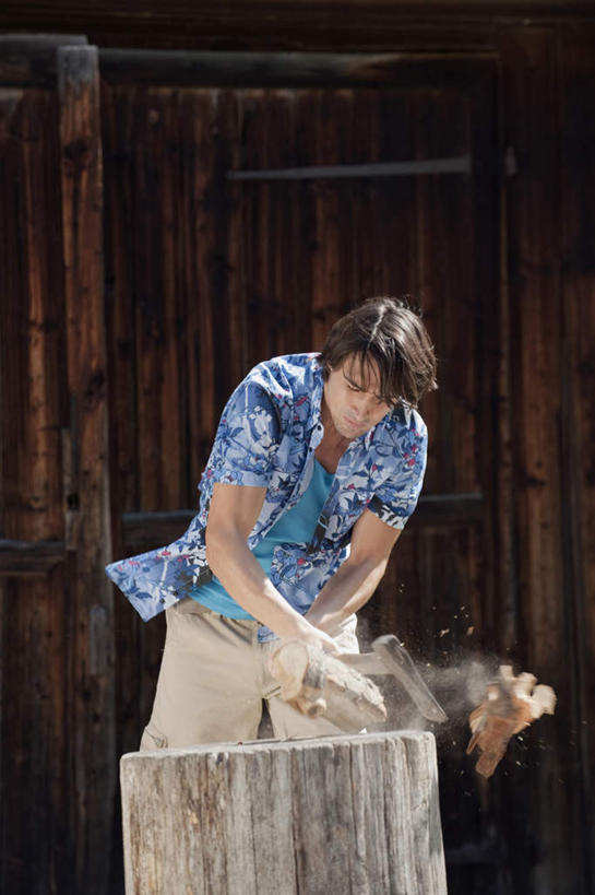 西方人,一个人,家,木屋,站,竖图,室外,白天,正面,欧洲,欧洲人,仅一个男性,仅一个人,仅一个中年男性,握,服装,工具,拿,拿着,注视,住宅,衣服,观察,看,站着,握着,服饰,观看,察看,劈柴,衣着,穿着,关注,斧头,斧子,衣饰,男人,男性,中年男性,白种人,站立,半身,彩图,茅舍,茅屋,棚屋,小木屋,小屋