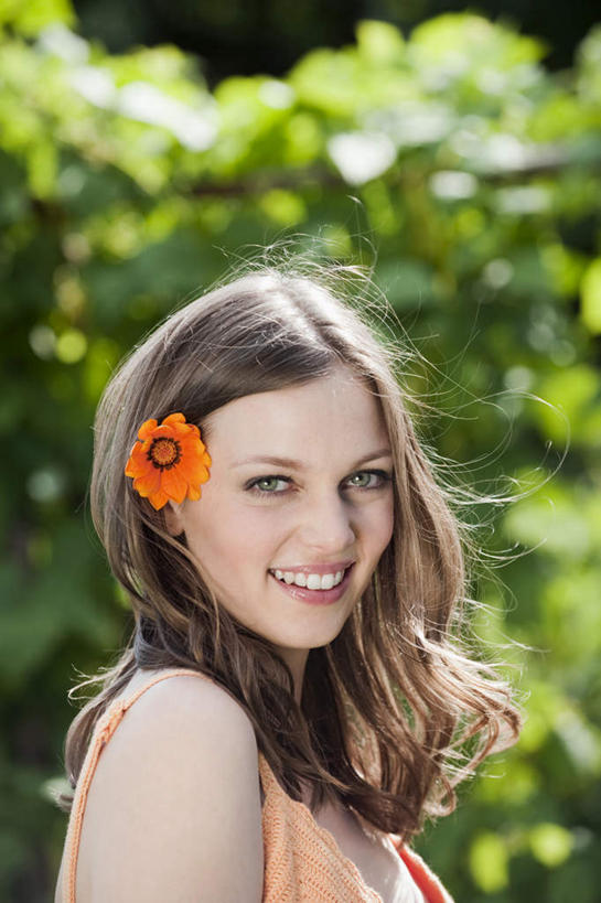 西方人,一个人,站,笑,微笑,露齿笑,竖图,室外,白天,侧面,森林,树林,植物,欧洲,欧洲人,仅一个年轻女性,仅一个女性,仅一个人,服装,朦胧,模糊,盛开,花蕾,注视,休闲装,花,花瓣,花朵,鲜花,树,树木,衣服,绿色,自然,花苞,花蕊,观察,看,站着,休闲,休闲服,服饰,观看,头花,察看,关注,年轻女性,女人,女性,白种人,站立,半身,彩图