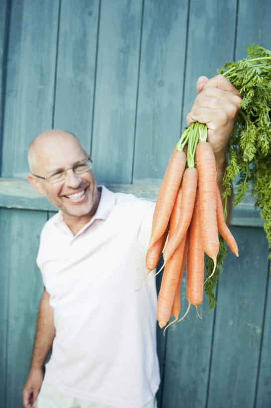 西方人,一个人,农民,木屋,站,笑,微笑,露齿笑,竖图,室外,白天,正面,萝卜,胡萝卜,蔬菜,叶子,欧洲,欧洲人,仅一个男性,仅一个人,仅一个中年男性,戴,握,服装,新鲜,眼镜,食品,绿叶,拿,拿着,注视,休闲装,食物,衣服,观察,看,站着,休闲,休闲服,嫩叶,握着,服饰,有机食品,绿色食品,观看,察看,关注,近视眼镜,男人,男性,中年男性,白种人,叶,叶片,红萝卜,甘荀,佃农,农场主,农夫,农工,乡下人,小农,庄稼人,站立,半身,彩图,茅舍,茅屋,棚屋,小木屋,小屋