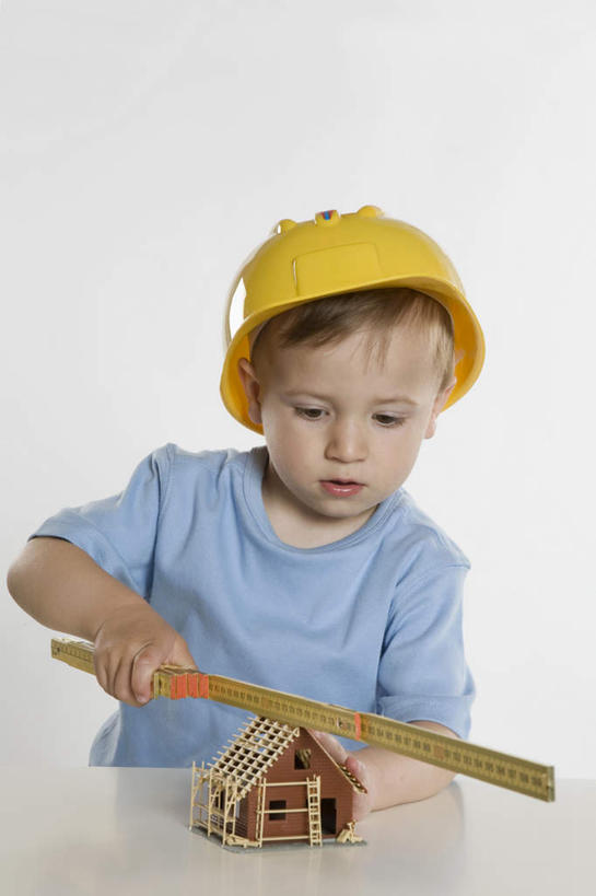西方人,儿童,一个人,家,站,竖图,室内,白天,正面,纯洁,帽子,欧洲,欧洲人,仅一个男性,仅一个人,戴,握,服装,测量,头盔,刻度,房屋,屋子,拿,拿着,注视,休闲装,楼房,住宅,小孩,衣服,安全帽,尺,模型,观察,看,站着,仅一个小孩,休闲,休闲服,可爱,童年,童趣,握着,服饰,观看,测量工具,尺子,察看,衡量,绘图,关注,折尺,比例,童真,烂漫,无邪,测绘,量具,量仪,标度,天真,男孩,男人,男性,白种人,孩子,站立,半身,彩图,房子,男生