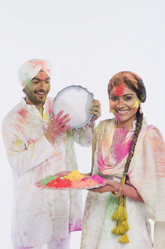 两个人,夫妻,捧,笑,微笑,露齿笑,竖图,室内,白天,白色背景,正面,爱情,餐具,亚洲,服装,碟子,粉末,盘,乐器,铃鼓,浪漫,音乐,衣服,盘子,碟,粉,恩爱,恋人,摄影,服饰,影棚,颜料,打击乐器,手鼓,拍打,衣着,穿着,粉状,粉剂,衣饰,男人,男性,年轻男性,年轻女性,女人,女性,亚洲人,印度人,情侣,端,端着,捧着,手捧,半身,彩图,影棚拍摄,拍摄,伴侣