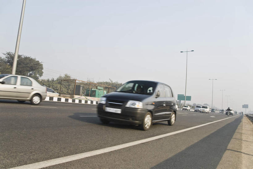 无人,横图,室外,白天,正面,仰视,度假,美景,城市风光,城市,道路,路,公路,汽车,印度,亚洲,阴影,光线,影子,景观,分界线,停车线,交通,娱乐,车,蓝色,蓝天,天空,阳光,交通工具,轿车,天,享受,休闲,景色,放松,晴朗,车行道,车行道分界线,标线,南亚,车行线,万里无云,印度共和国,哈里亚纳,哈里亚纳邦,晴空,晴空万里,马路,彩图,低角度拍摄