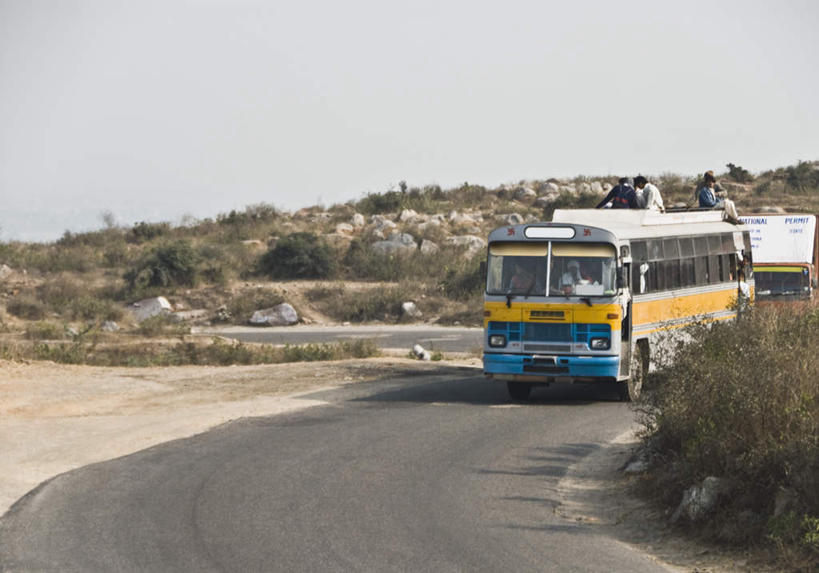 坐,横图,室外,白天,正面,度假,草地,草坪,美景,植物,城市风光,城市,道路,路,公路,汽车,印度,亚洲,乘客,阴影,服装,朦胧,模糊,光线,影子,景观,公交车,交通,许多人,注视,休闲装,娱乐,车,草,树,树木,衣服,绿色,阳光,自然,交通工具,观察,看,一群人,享受,休闲,休闲服,景色,放松,服饰,生长,成长,观看,察看,关注,南亚,印度共和国,搭客,哈里亚纳,哈里亚纳邦,男人,男性,年轻男性,年轻女性,女人,女性,亚洲人,印度人,马路,坐着,彩图,全身