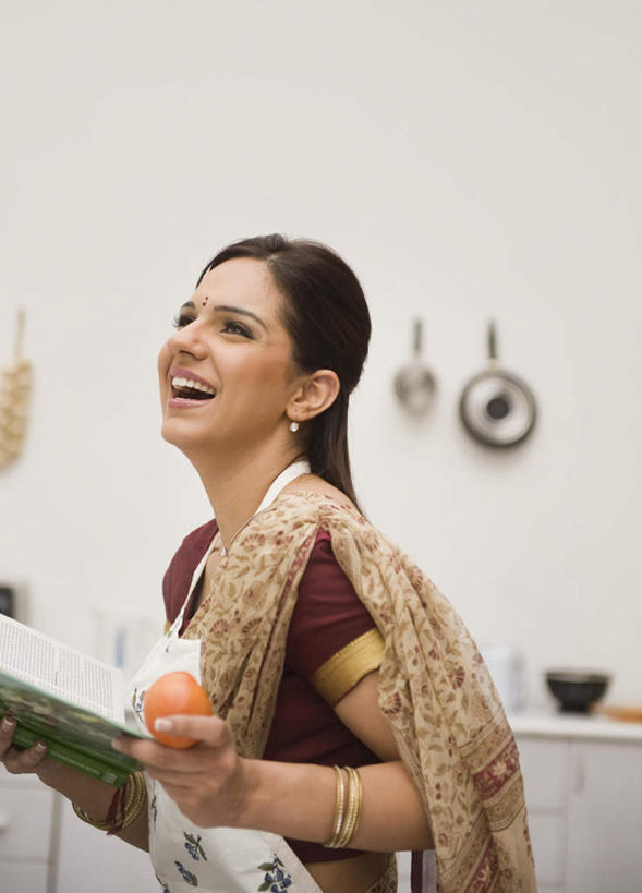 一个人,笑,微笑,露齿笑,竖图,室内,白天,侧面,民族服装,看书,阅读,厨房,柜子,柑橘,厨具,书籍,水果,亚洲,仅一个女性,仅一个人,握,学习,朦胧,模糊,新鲜,生食,食品,果实,拿,拿着,注视,食物,书本,橱柜,观察,看,仅一个中年女性,读书,浏览,握着,有机食品,绿色食品,观看,察看,挂着,关注,纱丽,女人,女性,中年女性,亚洲人,印度人,储藏用具,进餐用具,烹调用具,书,图书,洗涤用具,橘子,桔子,橙子,橙,抬头,仰头,半身,彩图,传统服装,民俗服,灶间,调理用具