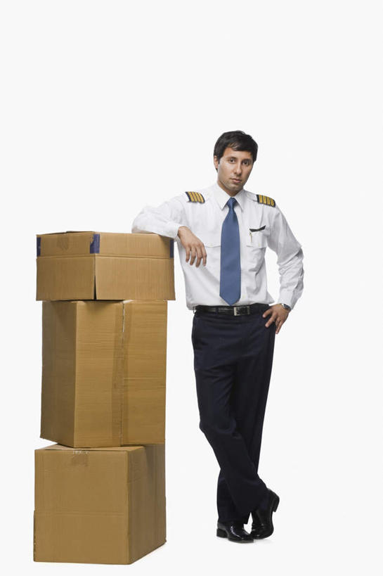 东方人,一个人,飞行员,站,竖图,室内,白天,白色背景,正面,亚洲,仅一个男性,仅一个人,一堆,堆叠,堆积,包装,纸箱,注视,仅一个年轻男性,一个,容器,箱子,观察,看,靠,站着,搭,摄影,影棚,单个,观看,堆,察看,搭着,关注,纸板箱,包装箱,男人,男性,年轻男性,亚洲人,印度人,飞行人员,彩图,全身,影棚拍摄,拍摄