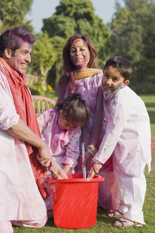 东方人,儿童,四个人,家庭,夫妻,母亲,父亲,女儿,儿子,站,竖图,室外,白天,正面,民族服装,爱情,纯洁,草地,草坪,森林,树林,植物,亚洲,朦胧,模糊,浪漫,拿,拿着,注视,草,树,树木,小孩,绿色,自然,观察,看,站着,温暖,温馨,父女,父子,母女,母子,一家人,恩爱,父爱,可爱,母爱,童年,童趣,恋人,服饰,观看,飘逸,颜料,和睦,察看,庄重,关注,追求,塑料盒,童真,烂漫,无邪,纱丽,雅致,纱丽服,清婉,妍丽,天真,男孩,男人,男性,年轻男性,年轻女性,女孩,女人,女性,亚洲人,印度人,孩子,年轻人,夫妇,情侣,半身,彩图,传统服装,民俗服,伴侣,融洽,男生,女生,奢华