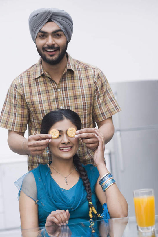 果汁,两个人,夫妻,站,坐,笑,微笑,露齿笑,竖图,室内,白天,正面,爱情,柑橘,杯子,水果,亚洲,握,服装,新鲜,电器,冰箱,生食,橙汁,食品,果实,饮品,浪漫,拿,拿着,注视,休闲装,冷冻,冷柜,玻璃制品,食物,饮料,衣服,水杯,冷藏柜,观察,看,站着,休闲,休闲服,恩爱,握着,遮,遮掩,恋人,服饰,有机食品,绿色食品,冷藏,观看,储藏,察看,掩盖,家电,家用电器,遮挡,关注,可口,遮盖,掩饰,保鲜,适口,男人,男性,年轻男性,年轻女性,女人,女性,亚洲人,印度人,情侣,玻璃杯,橘子,桔子,橙子,橙,站立,坐着,半身,彩图,伴侣