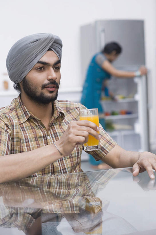 果汁,两个人,夫妻,站,坐,竖图,室内,白天,侧面,爱情,餐桌,厨房,桌子,柑橘,杯子,亚洲,服装,朦胧,模糊,电器,冰箱,橙汁,饮品,浪漫,拿,拿着,注视,休闲装,冷冻,冷柜,玻璃制品,饮料,衣服,水杯,冷藏柜,观察,看,站着,休闲,休闲服,恩爱,恋人,服饰,冷藏,餐台,观看,储藏,察看,家电,家用电器,关注,可口,保鲜,适口,男人,男性,年轻男性,年轻女性,女人,女性,亚洲人,印度人,情侣,玻璃杯,橘子,桔子,橙子,橙,站立,坐着,半身,彩图,灶间,伴侣