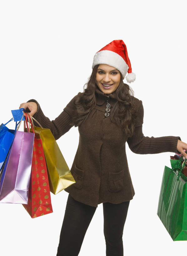 一个人,站,笑,微笑,露齿笑,竖图,室内,白天,白色背景,正面,购物,消费,袋子,帽子,圣诞节,亚洲,仅一个年轻女性,仅一个女性,仅一个人,戴,握,服装,节日,庆祝,包装袋,手提袋,购物袋,拿,拿着,注视,文化,衣服,红色,观察,看,站着,庆典,圣诞帽,握着,金融,摄影,服饰,影棚,观看,纪念,察看,衣着,穿着,购买,关注,贸易,棉帽,衣饰,年轻女性,女人,女性,亚洲人,印度人,站立,半身,彩图,影棚拍摄,拍摄