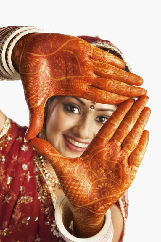 脸,头,脸颊,一个人,新娘,举,笑,微笑,露齿笑,竖图,室内,特写,白天,白色背景,正面,民族服装,婚礼,快乐,项链,亚洲,双手,仅一个年轻女性,仅一个女性,仅一个人,庆祝,艺术,彩绘,结婚,注视,文化,肩膀,装饰品,红色,饰品,手链,首饰,观察,看,托,喜庆,摄影,服饰,手镯,影棚,观看,纪念,飘逸,察看,张开五指,庄重,关注,追求,镯子,人体彩绘,纱丽,美观,雅致,纱丽服,清婉,妍丽,纹身彩绘,年轻女性,女人,女性,亚洲人,印度人,头部,脸部,脸蛋,面部,举起,举手,举着,向上举,向上伸,向上托,半身,彩图,影棚拍摄,传统服装,民俗服,高兴,拍摄,五指张开,奢华