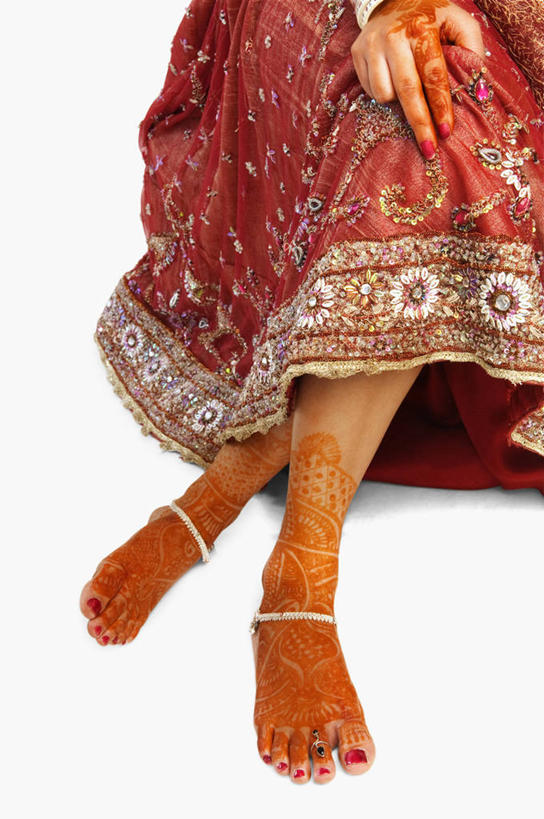 一个人,新娘,坐,竖图,俯视,室内,白天,白色背景,民族服装,婚礼,快乐,亚洲,仅一个年轻女性,仅一个女性,仅一个人,庆祝,艺术,彩绘,结婚,光脚,双脚,文化,装饰品,红色,饰品,首饰,喜庆,赤脚,摄影,服饰,影棚,纪念,飘逸,庄重,脚链,追求,人体彩绘,纱丽,美观,雅致,纱丽服,清婉,妍丽,纹身彩绘,年轻女性,女人,女性,亚洲人,印度人,坐着,半身,彩图,高角度拍摄,影棚拍摄,传统服装,民俗服,高兴,拍摄,奢华