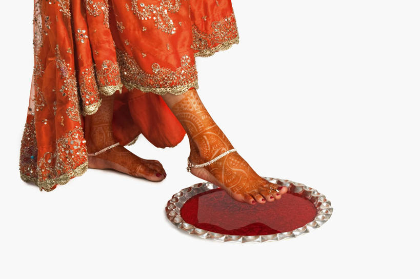 一个人,新娘,横图,室内,白天,白色背景,正面,民族服装,婚礼,快乐,石油,餐具,亚洲,仅一个年轻女性,仅一个女性,仅一个人,庆祝,艺术,彩绘,碟子,盘,结婚,光脚,双脚,文化,装饰品,红色,盘子,饰品,首饰,碟,喜庆,赤脚,摄影,服饰,影棚,纪念,飘逸,庄重,脚链,追求,人体彩绘,纱丽,美观,雅致,纱丽服,清婉,妍丽,纹身彩绘,年轻女性,女人,女性,亚洲人,印度人,半身,彩图,影棚拍摄,传统服装,民俗服,高兴,拍摄,奢华