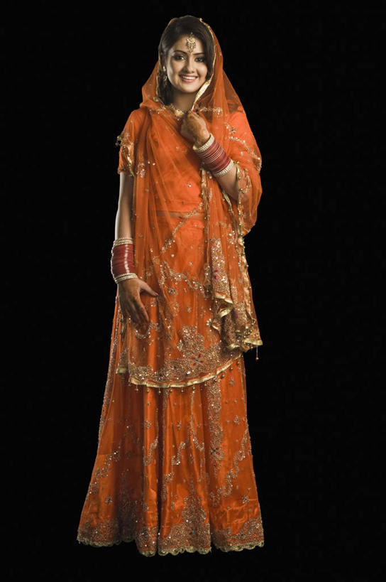 一个人,新娘,站,笑,微笑,露齿笑,竖图,室内,白天,正面,民族服装,婚礼,快乐,亚洲,仅一个年轻女性,仅一个女性,仅一个人,黑色背景,庆祝,结婚,注视,装饰品,红色,饰品,手链,首饰,观察,看,站着,喜庆,摄影,服饰,手镯,影棚,观看,纪念,飘逸,察看,庄重,关注,追求,镯子,纱丽,雅致,纱丽服,清婉,妍丽,年轻女性,女人,女性,亚洲人,印度人,站立,彩图,全身,影棚拍摄,传统服装,民俗服,高兴,拍摄,奢华