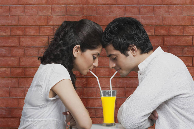 果汁,两个人,餐厅,坐,笑,微笑,露齿笑,横图,室内,白天,侧面,民族服装,爱情,餐桌,桌子,杯子,椅子,亚洲,喝,握,服装,塑料,橙汁,饮品,浪漫,拿,拿着,注视,休闲装,玻璃制品,饮料,衣服,黄色,水杯,塑料制品,吸管,观察,看,休闲,温暖,温馨,面对面,休闲服,恩爱,握着,恋人,服饰,餐台,观看,和睦,察看,空心,甜橙,关注,可口,饮管,适口,男人,男性,年轻男性,年轻女性,女人,女性,亚洲人,印度人,情侣,玻璃杯,橙子,橙,坐着,半身,彩图,传统服装,民俗服,餐馆,饭店,饭馆,鹄壳,黄橙,黄果,金橙,金环,金球,糖橙,伴侣,融洽,圆柱状