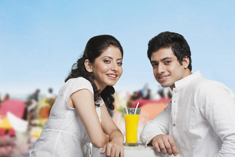 果汁,两个人,餐厅,坐,笑,微笑,露齿笑,横图,室外,白天,侧面,民族服装,爱情,餐桌,桌子,杯子,椅子,亚洲,握,服装,塑料,橙汁,饮品,浪漫,拿,拿着,注视,休闲装,玻璃制品,饮料,衣服,黄色,水杯,塑料制品,吸管,观察,看,休闲,温暖,温馨,休闲服,恩爱,握着,恋人,服饰,餐台,观看,和睦,察看,空心,甜橙,关注,可口,饮管,适口,男人,男性,年轻男性,年轻女性,女人,女性,亚洲人,印度人,情侣,玻璃杯,橙子,橙,坐着,半身,彩图,传统服装,民俗服,餐馆,饭店,饭馆,鹄壳,黄橙,黄果,金橙,金环,金球,糖橙,伴侣,融洽,圆柱状