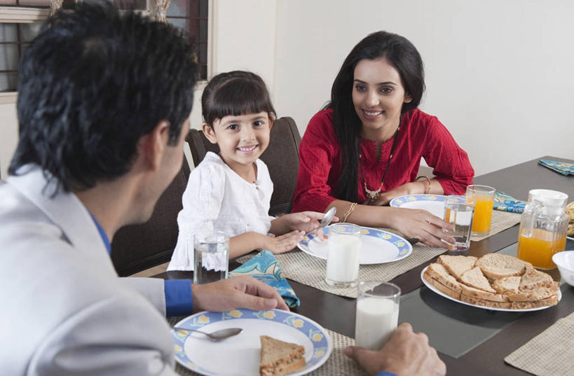 点心,面包,果汁,牛奶,儿童,三个人,家庭,夫妻,母亲,父亲,女儿,坐,笑,微笑,露齿笑,横图,室内,白天,正面,衬衫,西装,爱情,纯洁,餐桌,窗户,桌子,餐具,椅子,金属制品,亚洲,握,套装,服装,正装,金属,碟子,盘,勺子,墙,橙汁,食品,面点,领带,饮品,浪漫,营养,拿,拿着,注视,休闲装,职业装,玻璃窗,墙壁,墙面,食物,糕点,饮料,小孩,衣服,盘子,餐巾,调羹,碟,汤匙,观察,看,休闲,温暖,温馨,父女,母女,三口之家,一家人,休闲服,恩爱,父爱,可爱,母爱,童年,童趣,握着,恋人,服饰,餐台,观看,和睦,察看,乳制品,甜橙,奶,牛乳,关注,可口,童真,烂漫,无邪,安神,适口,保洁方巾,口布,天真,男人,男性,年轻男性,年轻女性,女孩,女人,女性,亚洲人,印度人,孩子,年轻人,夫妇,情侣,橙子,橙,坐着,半身,彩图,衬衣,鹄壳,黄橙,黄果,金橙,金环,金球,糖橙,伴侣,融洽,女生