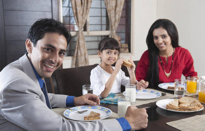 点心,面包,果汁,牛奶,儿童,三个人,家庭,夫妻,母亲,父亲,女儿,坐,笑,微笑,露齿笑,横图,室内,白天,正面,衬衫,西装,爱情,纯洁,餐桌,窗户,窗帘,桌子,餐具,椅子,金属制品,亚洲,握,套装,服装,正装,装饰,金属,碟子,盘,勺子,墙,橙汁,食品,面点,领带,饮品,浪漫,营养,拿,拿着,注视,休闲装,职业装,玻璃窗,墙壁,墙面,食物,糕点,饮料,小孩,衣服,帘子,盘子,餐巾,调羹,碟,汤匙,观察,看,休闲,温暖,温馨,父女,母女,三口之家,一家人,休闲服,遮阳,恩爱,父爱,可爱,母爱,童年,童趣,握着,恋人,服饰,餐台,观看,华丽,修饰,点缀,和睦,察看,乳制品,甜橙,奶,牛乳,关注,可口,童真,烂漫,无邪,衬托,美观,雅致,雅观,安神,适口,保洁方巾,口布,天真,男人,男性,年轻男性,年轻女性,女孩,女人,女性,亚洲人,印度人,孩子,年轻人,夫妇,情侣,橙子,橙,坐着,半身,彩图,衬衣,鹄壳,黄橙,黄果,金橙,金环,金球,糖橙,伴侣,融洽,女生