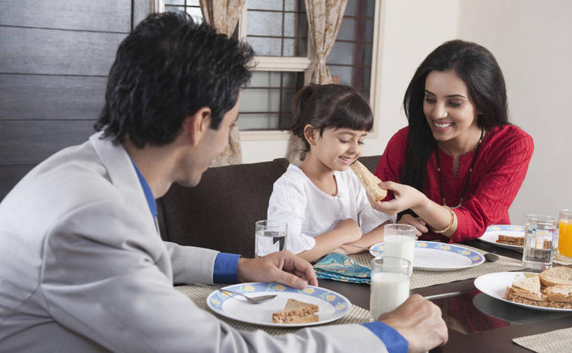 点心,面包,果汁,牛奶,儿童,三个人,家庭,夫妻,母亲,父亲,女儿,坐,笑,吃,微笑,露齿笑,横图,室内,白天,正面,衬衫,西装,爱情,纯洁,餐桌,窗户,窗帘,桌子,餐具,椅子,金属制品,亚洲,握,套装,服装,正装,装饰,金属,碟子,盘,勺子,墙,橙汁,食品,面点,领带,饮品,浪漫,营养,拿,拿着,注视,休闲装,职业装,玻璃窗,墙壁,墙面,食物,糕点,饮料,小孩,衣服,帘子,盘子,餐巾,调羹,碟,汤匙,观察,看,休闲,温暖,温馨,父女,母女,三口之家,一家人,休闲服,遮阳,恩爱,父爱,可爱,母爱,童年,童趣,握着,恋人,服饰,餐台,观看,华丽,修饰,点缀,和睦,察看,乳制品,甜橙,奶,牛乳,关注,可口,童真,烂漫,无邪,衬托,美观,雅致,雅观,安神,豢养,喂养,适口,保洁方巾,口布,天真,男人,男性,年轻男性,年轻女性,女孩,女人,女性,亚洲人,印度人,孩子,年轻人,夫妇,情侣,橙子,橙,嚼,食,坐着,半身,彩图,衬衣,鹄壳,黄橙,黄果,金橙,金环,金球,糖橙,伴侣,融洽,女生