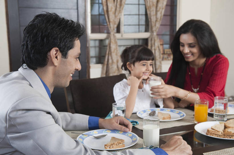 点心,面包,果汁,牛奶,儿童,三个人,家庭,夫妻,母亲,父亲,女儿,坐,笑,吃,微笑,露齿笑,横图,室内,白天,正面,衬衫,西装,爱情,纯洁,餐桌,窗户,窗帘,桌子,餐具,椅子,金属制品,亚洲,握,套装,服装,正装,装饰,金属,碟子,盘,勺子,橙汁,食品,面点,领带,饮品,浪漫,营养,拿,拿着,注视,休闲装,职业装,玻璃窗,食物,糕点,饮料,小孩,衣服,帘子,盘子,餐巾,调羹,碟,汤匙,观察,看,休闲,温暖,温馨,父女,母女,三口之家,一家人,休闲服,遮阳,恩爱,父爱,可爱,母爱,童年,童趣,握着,恋人,服饰,餐台,观看,华丽,修饰,点缀,和睦,察看,乳制品,甜橙,奶,牛乳,关注,可口,童真,烂漫,无邪,衬托,美观,雅致,雅观,安神,豢养,喂养,适口,保洁方巾,口布,天真,男人,男性,年轻男性,年轻女性,女孩,女人,女性,亚洲人,印度人,孩子,年轻人,夫妇,情侣,橙子,橙,嚼,食,坐着,半身,彩图,衬衣,鹄壳,黄橙,黄果,金橙,金环,金球,糖橙,伴侣,融洽,女生