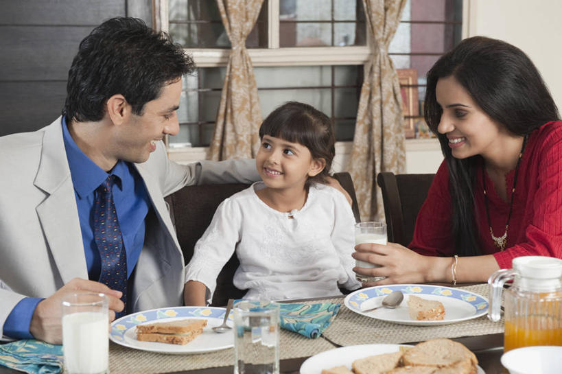 点心,面包,果汁,牛奶,儿童,三个人,家庭,夫妻,母亲,父亲,女儿,坐,笑,微笑,露齿笑,横图,室内,白天,正面,衬衫,西装,爱情,纯洁,餐桌,窗户,窗帘,桌子,餐具,椅子,亚洲,握,套装,服装,正装,装饰,碟子,盘,墙,橙汁,食品,面点,领带,饮品,浪漫,营养,拿,拿着,注视,休闲装,职业装,玻璃窗,相视,墙壁,墙面,食物,糕点,饮料,小孩,衣服,帘子,盘子,餐巾,碟,观察,看,休闲,温暖,温馨,父女,母女,三口之家,一家人,面对面,休闲服,遮阳,恩爱,父爱,可爱,母爱,童年,童趣,握着,恋人,服饰,餐台,观看,对视,华丽,修饰,点缀,和睦,察看,乳制品,互视,甜橙,奶,牛乳,关注,可口,相对,童真,烂漫,无邪,相看,衬托,美观,雅致,雅观,安神,豢养,喂养,适口,保洁方巾,口布,天真,男人,男性,年轻男性,年轻女性,女孩,女人,女性,亚洲人,印度人,孩子,年轻人,夫妇,情侣,橙子,橙,坐着,半身,彩图,衬衣,鹄壳,黄橙,黄果,金橙,金环,金球,糖橙,伴侣,融洽,女生