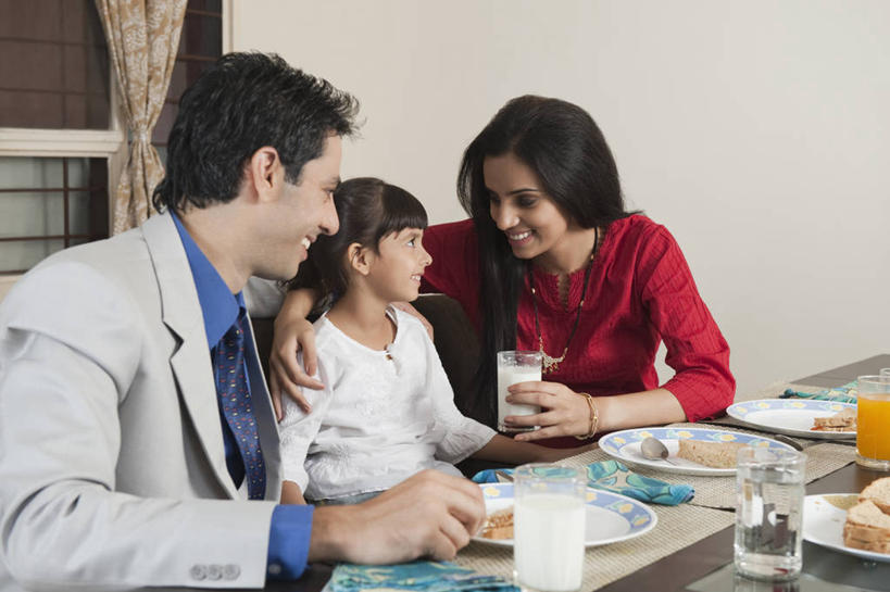 点心,面包,果汁,牛奶,儿童,三个人,家庭,夫妻,母亲,父亲,女儿,坐,抱,笑,微笑,露齿笑,横图,室内,白天,正面,衬衫,西装,爱情,纯洁,餐桌,窗户,窗帘,桌子,餐具,椅子,亚洲,握,套装,服装,正装,装饰,碟子,盘,墙,橙汁,食品,面点,领带,饮品,浪漫,营养,拿,拿着,注视,休闲装,职业装,玻璃窗,相视,墙壁,墙面,食物,糕点,饮料,小孩,衣服,帘子,盘子,餐巾,碟,观察,看,休闲,温暖,温馨,父女,母女,三口之家,一家人,面对面,休闲服,遮阳,恩爱,父爱,可爱,母爱,童年,童趣,握着,恋人,服饰,餐台,抱着,观看,对视,华丽,修饰,点缀,和睦,察看,乳制品,互视,搂着,甜橙,奶,牛乳,关注,可口,相对,童真,烂漫,无邪,相看,衬托,美观,雅致,雅观,安神,豢养,喂养,适口,保洁方巾,口布,天真,男人,男性,年轻男性,年轻女性,女孩,女人,女性,亚洲人,印度人,孩子,年轻人,夫妇,情侣,橙子,橙,怀抱,搂,搂抱,相抱,拥抱,坐着,半身,彩图,衬衣,鹄壳,黄橙,黄果,金橙,金环,金球,糖橙,伴侣,融洽,女生