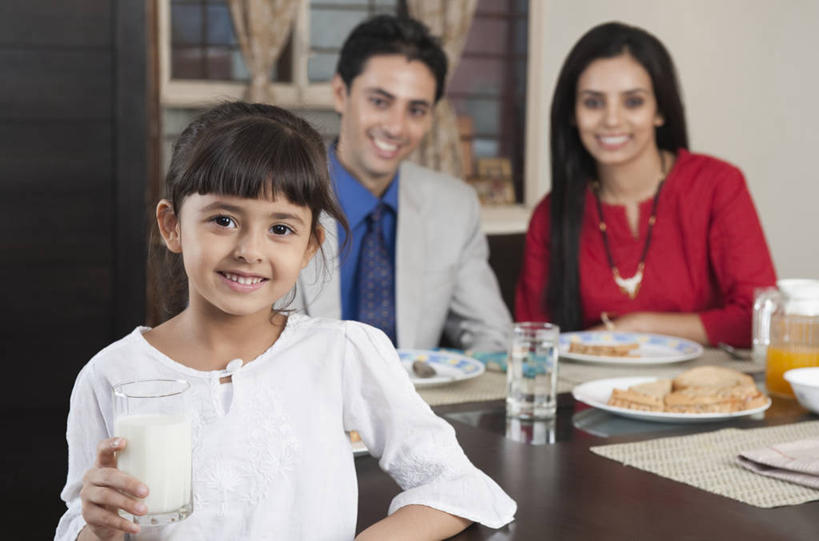 点心,面包,果汁,牛奶,儿童,三个人,家庭,夫妻,母亲,父亲,女儿,坐,笑,微笑,露齿笑,横图,室内,白天,正面,衬衫,西装,爱情,纯洁,餐桌,窗户,窗帘,桌子,餐具,椅子,亚洲,握,套装,服装,正装,装饰,碟子,盘,墙,橙汁,食品,面点,领带,饮品,浪漫,营养,拿,拿着,注视,休闲装,职业装,玻璃窗,墙壁,墙面,食物,糕点,饮料,小孩,衣服,帘子,盘子,餐巾,碟,观察,看,休闲,温暖,温馨,父女,母女,三口之家,一家人,休闲服,遮阳,恩爱,父爱,可爱,母爱,童年,童趣,握着,恋人,服饰,餐台,观看,华丽,修饰,点缀,和睦,察看,乳制品,甜橙,奶,牛乳,关注,可口,童真,烂漫,无邪,衬托,美观,雅致,雅观,安神,适口,保洁方巾,口布,天真,男人,男性,年轻男性,年轻女性,女孩,女人,女性,亚洲人,印度人,孩子,年轻人,夫妇,情侣,橙子,橙,坐着,半身,彩图,衬衣,鹄壳,黄橙,黄果,金橙,金环,金球,糖橙,伴侣,融洽,女生