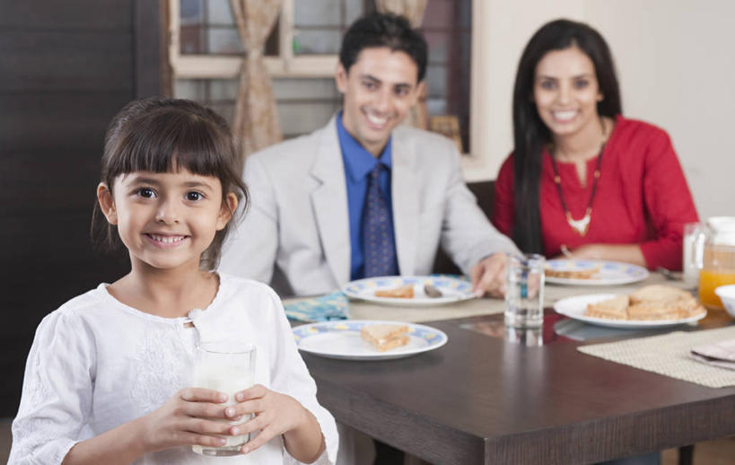 点心,面包,果汁,牛奶,儿童,三个人,家庭,夫妻,母亲,父亲,女儿,坐,笑,微笑,露齿笑,横图,室内,白天,正面,衬衫,西装,爱情,纯洁,餐桌,窗户,窗帘,桌子,餐具,椅子,亚洲,握,套装,服装,正装,装饰,碟子,盘,墙,橙汁,食品,面点,领带,饮品,浪漫,营养,拿,拿着,注视,休闲装,职业装,玻璃窗,墙壁,墙面,食物,糕点,饮料,小孩,衣服,帘子,盘子,餐巾,碟,观察,看,休闲,温暖,温馨,父女,母女,三口之家,一家人,休闲服,遮阳,恩爱,父爱,可爱,母爱,童年,童趣,握着,恋人,服饰,餐台,观看,华丽,修饰,点缀,和睦,察看,乳制品,甜橙,奶,牛乳,关注,可口,童真,烂漫,无邪,衬托,美观,雅致,雅观,安神,适口,保洁方巾,口布,天真,男人,男性,年轻男性,年轻女性,女孩,女人,女性,亚洲人,印度人,孩子,年轻人,夫妇,情侣,橙子,橙,坐着,半身,彩图,衬衣,鹄壳,黄橙,黄果,金橙,金环,金球,糖橙,伴侣,融洽,女生