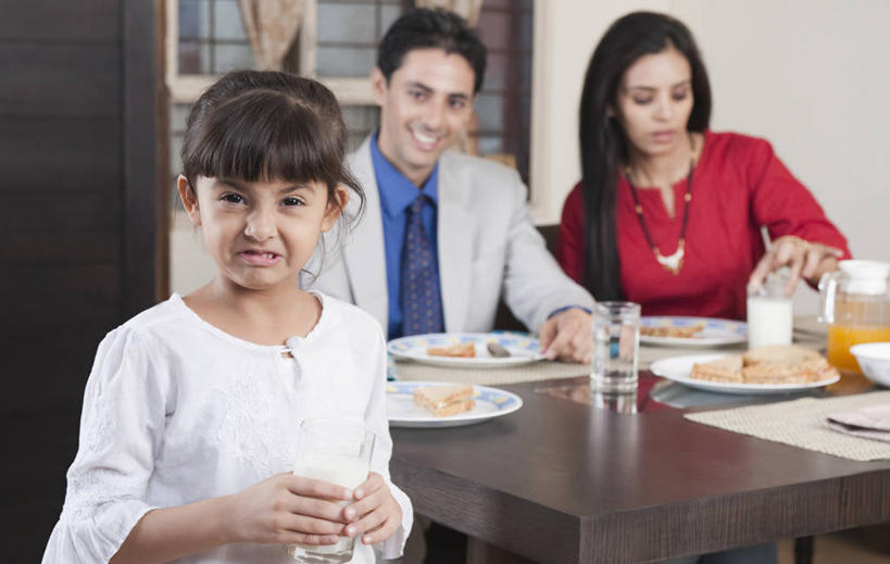 点心,面包,果汁,牛奶,儿童,三个人,家庭,夫妻,母亲,父亲,女儿,坐,横图,室内,白天,正面,衬衫,西装,爱情,纯洁,餐桌,窗户,窗帘,桌子,餐具,椅子,亚洲,握,套装,服装,正装,装饰,碟子,盘,墙,橙汁,食品,面点,领带,饮品,浪漫,营养,拿,拿着,注视,休闲装,职业装,玻璃窗,墙壁,墙面,食物,糕点,饮料,小孩,衣服,帘子,盘子,餐巾,碟,观察,看,休闲,温暖,温馨,父女,母女,三口之家,一家人,休闲服,遮阳,恩爱,父爱,可爱,母爱,童年,童趣,握着,恋人,服饰,餐台,观看,华丽,修饰,点缀,和睦,察看,乳制品,甜橙,奶,牛乳,关注,可口,童真,烂漫,无邪,衬托,美观,雅致,雅观,安神,适口,保洁方巾,口布,天真,男人,男性,年轻男性,年轻女性,女孩,女人,女性,亚洲人,印度人,孩子,年轻人,夫妇,情侣,橙子,橙,坐着,半身,彩图,衬衣,鹄壳,黄橙,黄果,金橙,金环,金球,糖橙,伴侣,融洽,女生