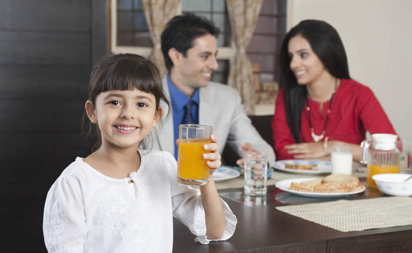 点心,面包,果汁,牛奶,儿童,三个人,家庭,夫妻,母亲,父亲,女儿,坐,笑,微笑,露齿笑,横图,室内,白天,正面,衬衫,西装,爱情,纯洁,餐桌,窗户,窗帘,桌子,餐具,椅子,亚洲,握,套装,服装,正装,装饰,碟子,盘,墙,橙汁,食品,面点,领带,饮品,浪漫,营养,拿,拿着,注视,休闲装,职业装,玻璃窗,相视,墙壁,墙面,食物,糕点,饮料,小孩,衣服,帘子,盘子,餐巾,碟,观察,看,休闲,温暖,温馨,父女,母女,三口之家,一家人,面对面,休闲服,遮阳,恩爱,父爱,可爱,母爱,童年,童趣,握着,恋人,服饰,餐台,观看,对视,华丽,修饰,点缀,和睦,察看,乳制品,互视,甜橙,奶,牛乳,关注,可口,相对,童真,烂漫,无邪,相看,衬托,美观,雅致,雅观,安神,适口,保洁方巾,口布,天真,男人,男性,年轻男性,年轻女性,女孩,女人,女性,亚洲人,印度人,孩子,年轻人,夫妇,情侣,橙子,橙,坐着,半身,彩图,衬衣,鹄壳,黄橙,黄果,金橙,金环,金球,糖橙,伴侣,融洽,女生