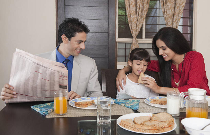 点心,面包,果汁,牛奶,儿童,三个人,家庭,夫妻,母亲,父亲,女儿,坐,抱,笑,吃,微笑,露齿笑,横图,室内,白天,正面,衬衫,西装,爱情,阅读,纯洁,餐桌,窗户,窗帘,落地窗,桌子,报纸,餐具,椅子,亚洲,握,学习,套装,服装,正装,装饰,碟子,盘,墙,橙汁,食品,面点,领带,饮品,浪漫,营养,拿,拿着,注视,休闲装,职业装,玻璃窗,墙壁,墙面,食物,糕点,饮料,小孩,衣服,帘子,盘子,餐巾,碟,观察,看,休闲,温暖,温馨,父女,母女,三口之家,一家人,休闲服,遮阳,恩爱,父爱,可爱,母爱,童年,童趣,浏览,握着,恋人,服饰,餐台,抱着,观看,严肃,华丽,修饰,点缀,和睦,察看,乳制品,搂着,甜橙,奶,牛乳,关注,可口,童真,烂漫,无邪,衬托,美观,雅致,雅观,安神,威严,适口,尊严,保洁方巾,口布,天真,男人,男性,年轻男性,年轻女性,女孩,女人,女性,亚洲人,印度人,孩子,年轻人,夫妇,情侣,橙子,橙,怀抱,嚼,搂,搂抱,食,相抱,拥抱,坐着,半身,彩图,衬衣,鹄壳,黄橙,黄果,金橙,金环,金球,糖橙,伴侣,融洽,女生